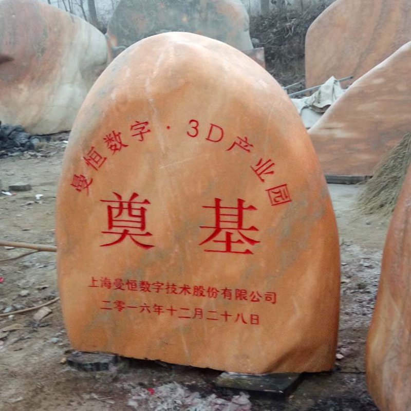 玻璃牌匾是商业店铺的重要标识,但长时间暴露在空气中容易积累灰尘和污渍。如何有效清洁玻璃牌匾而不损坏其表面?今天我们就来一起探讨这个问题。